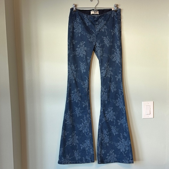 NWT Free People Penny Pull-On Flare Jeans Indigo Combo / Romantic Blue - Picture 4 of 12